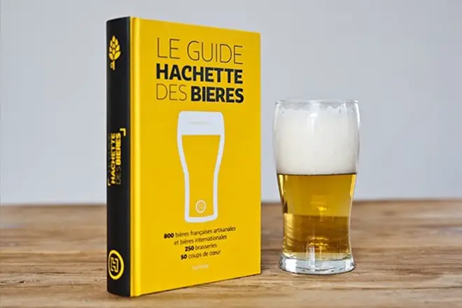 Idées Cadeaux - le fan de bière - le guide hachette des bières